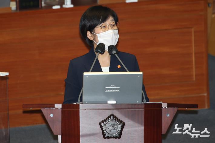 한화진 환경부 장관이 22일 오후 서울 여의도 국회 본회의장에서 열린 교육·사회·문화 대정부질문에서 의원들의 질의에 답하고 있다.