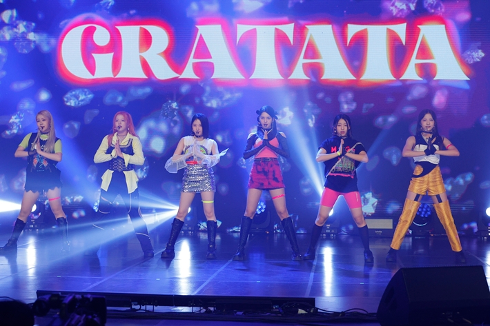 라필루스가 22일 오후 서울 광진구 건국대 새천년관에서 열린 첫 번째 미니앨범 '걸스 라운드 파트 1' 쇼케이스에서 '그라타타' 무대를 선보이고 있다. MLD엔터테인먼트 제공