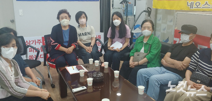 네오스포 상가 상인과 가족. 박상희 기자 