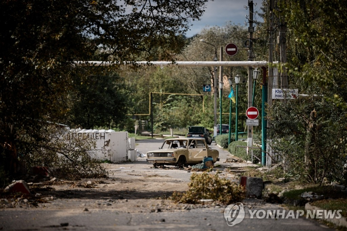 19일(현지시간) 우크라이나군이 최근 수복한 동북부 하르키우주 쿠피안스크 마을 거리에 'Z' 표시가 된 차량이 파손된 채 방치돼 있다. 'Z' 표시는 블라디미르 푸틴 러시아 대통령이 일으킨 우크라이나 침공 전쟁을 지지하는 상징으로 인식된다. 우크라이나 대통령실 제공