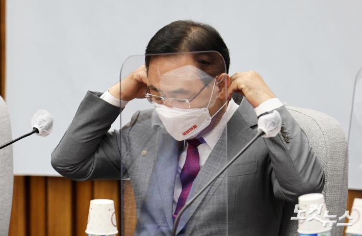 마스크 착용하는 주호영 원내대표