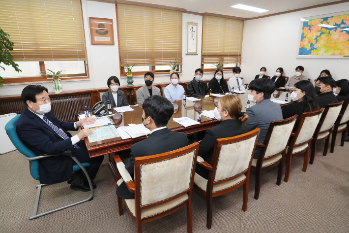 남천현 우석대학교 총장이 지난 22일 전주캠퍼스 총학생회, 단과대학 임원진과 소통의 시간을 가졌다. 우석대 제공