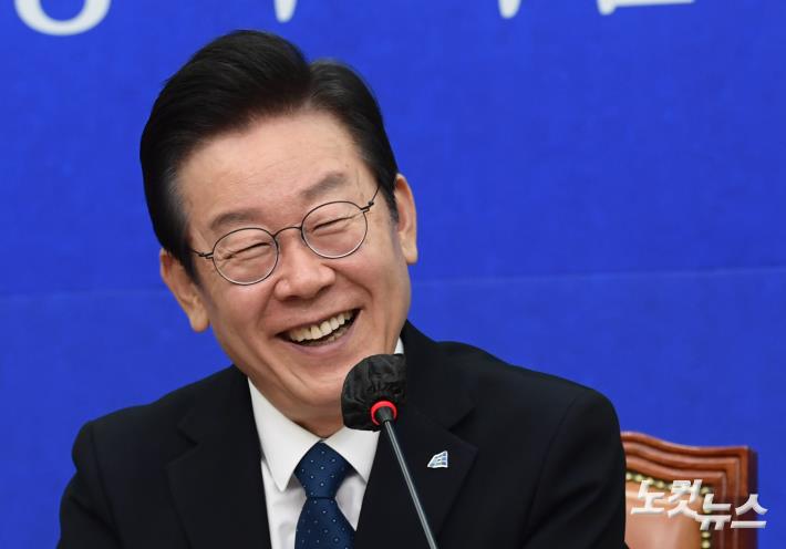 환하게 웃는 이재명 대표