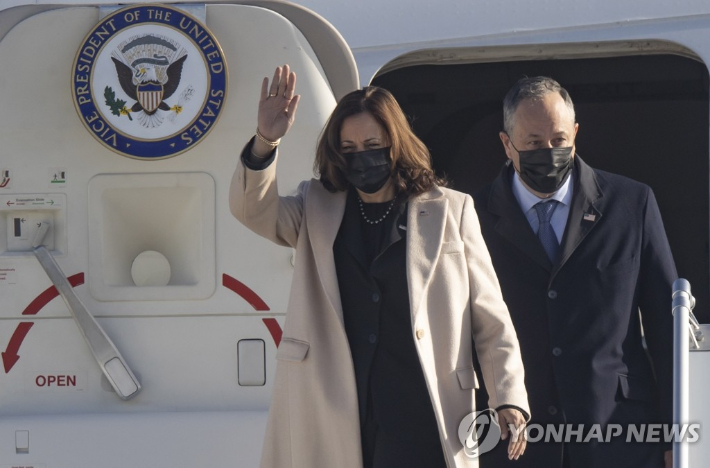 카멀라 해리스 미국 부통령과 그의 남편인 더글러스 엠호프. 연합뉴스