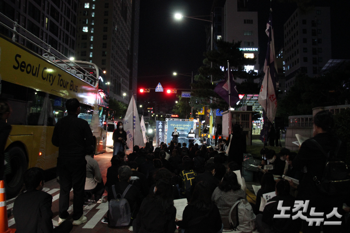 21개 기독여성단체들이 23일 저녁 서울 지하철 신당역 10번 출구 앞에서 '신당역 젠더폭력 살인사건' 추모기도회를 진행하고 있다. 