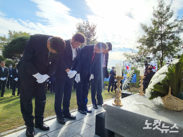 하토야마 유키오 전 일본 총리(오른쪽 두번째)가 24일 전북 태인 3.1운동 기념탑을 찾아 참배 헌화했다. 김대한 기자