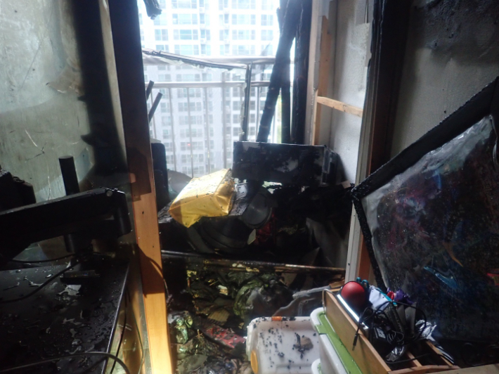 부산 해운대구의 한 아파트에서 불이 나 4명이 연기를 마셨다. 부산소방재난본부 제공