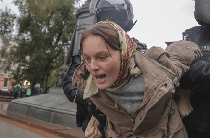 24일(현지시간) 러시아 모스크바 시내에서 정부의 예비군 부분 동원령에 반대하는 시위에 참가했다 경찰에 체포된 여성. 연합뉴스