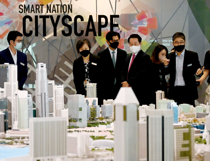 유정복 인천시장이 지난 16일 싱가포르 도시개발청(URA) 도시계획관을 둘러보는 모습. 인천시 제공
