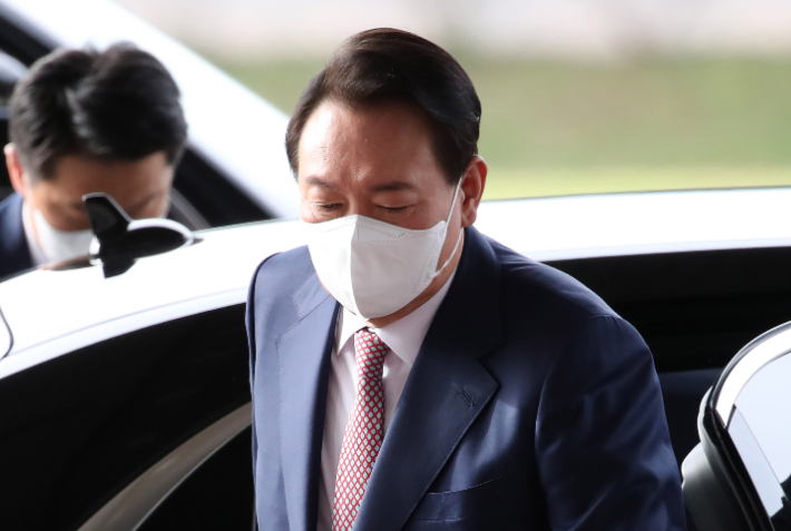 영국·미국·캐나다 순방을 마치고 귀국한 윤석열 대통령이 26일 오전 서울 용산 대통령실 청사로 출근하고 있다. 연합뉴스