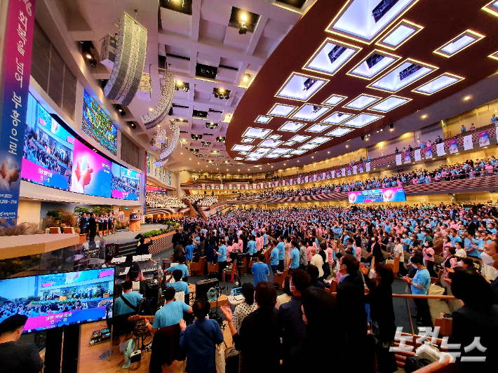 코로나19 극복을위한 한국교회 섬김의 날 행사가 26일 오후 서울 서초구 사랑의교회에서 시작됐다. 초교파 3,500여 교회 5,500여 명의 목회자부부, 신학생들이 참석했다. 