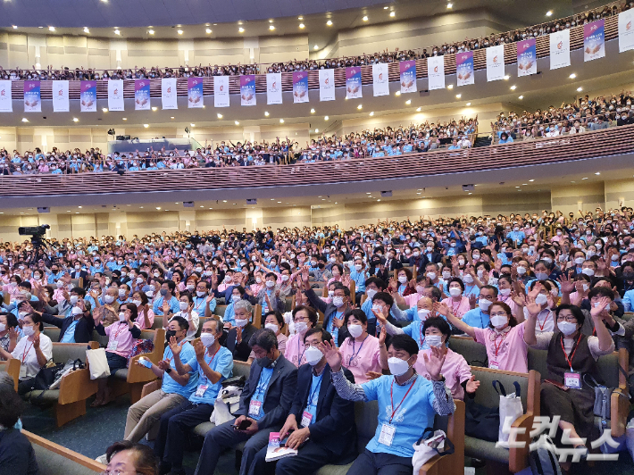한국교회 섬김의 날 참석자들은 한국교회가 회복을 넘어 부흥하고, 나라와 민족을 위해 소망을 줄수 있도록 기도하는 시간을 가졌다. 
