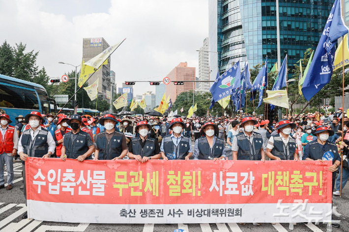 지난 7월 서울 용산전쟁기념관 앞에서 수입축산물 무관세 적용에 반대하는 축산 농가 관계자들이 철회 집회를 열고 있다.