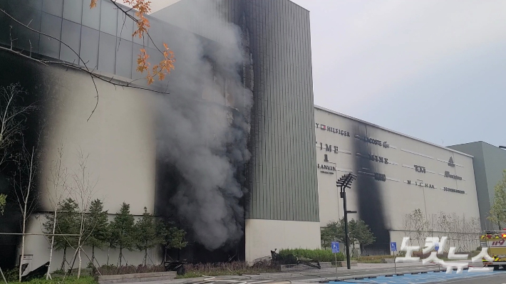26일 오전 7시 45분쯤 대전 유성구 현대프리미엄아웃렛에서 화재가 발생해 7명이 숨지고 1명이 병원에서 치료를 받고 있다. 김정남 기자