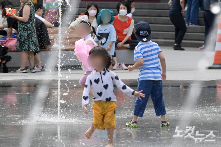 추석인 10일 서울 광화문광장을 찾은 시민들이 산책을 하며 즐거운 시간을 보내고 있다. 박종민 기자