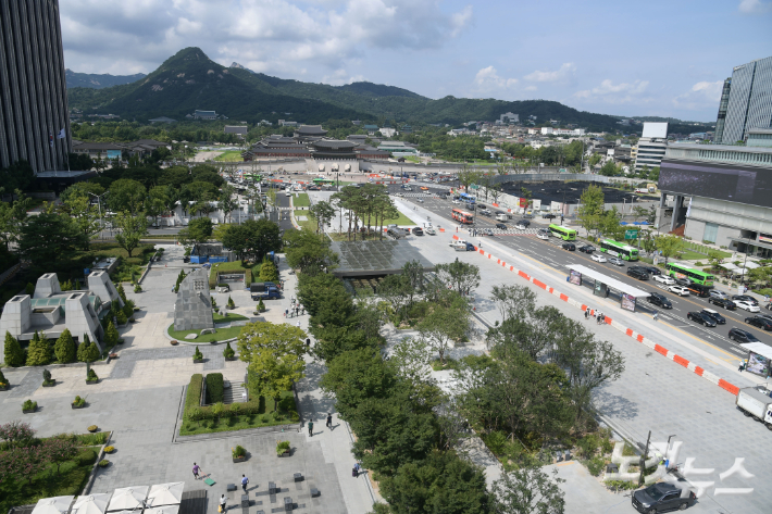 광화문광장은 재구조화 공사를 시작한 지 1년 9개월만인 지난달 6일 재개방했다. 박종민 기자