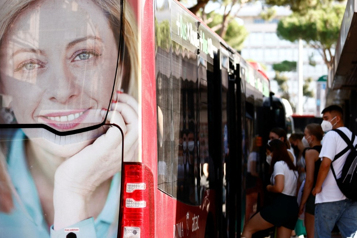 조르자 멜로니 대표를 홍보하는 포스터가 로마의 시내버스에 나붙어 있다. 연합뉴스