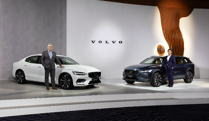 닉 코너(왼쪽) 볼보 APEC 총괄과 이윤모 볼보코리아 대표가 S60과 V60 크로스컨트리를 소개하고 있다. 볼보자동차코리아 제공