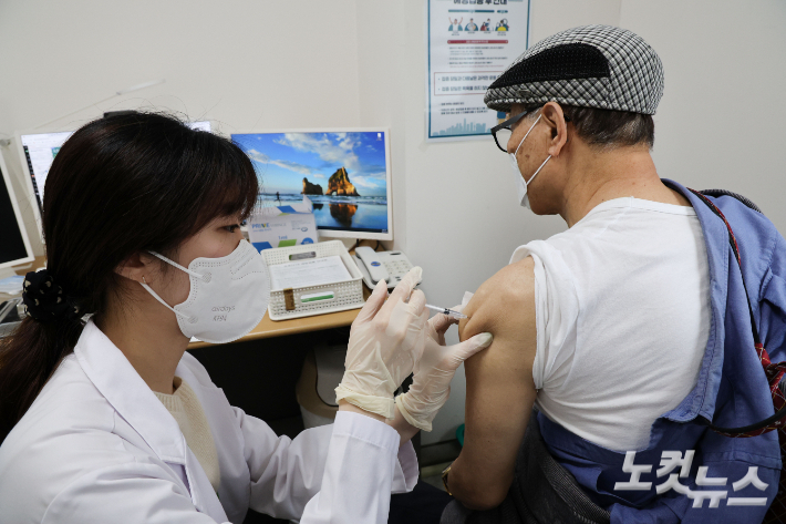 한 시민이 코로나19 백신을 접종하고 있다. 사진공동취재단