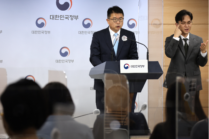 장상윤 교육부 차관이 19일 정부서울청사 브리핑실에서 2022년 개정 교육과정 시안에 대한 국민의 주요 의견을 발표하고 있다. 연합뉴스