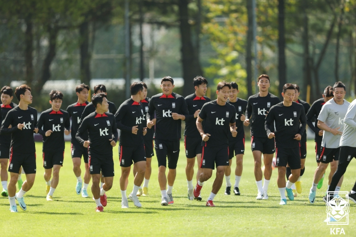 카메룬전을 앞두고 훈련 중인 한국 축구대표팀. 대한축구협회