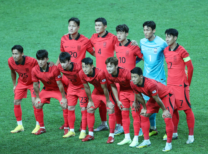 카메룬전에서 처음 선보인 한국 축구대표팀의 홈 경기 유니폼. 연합뉴스