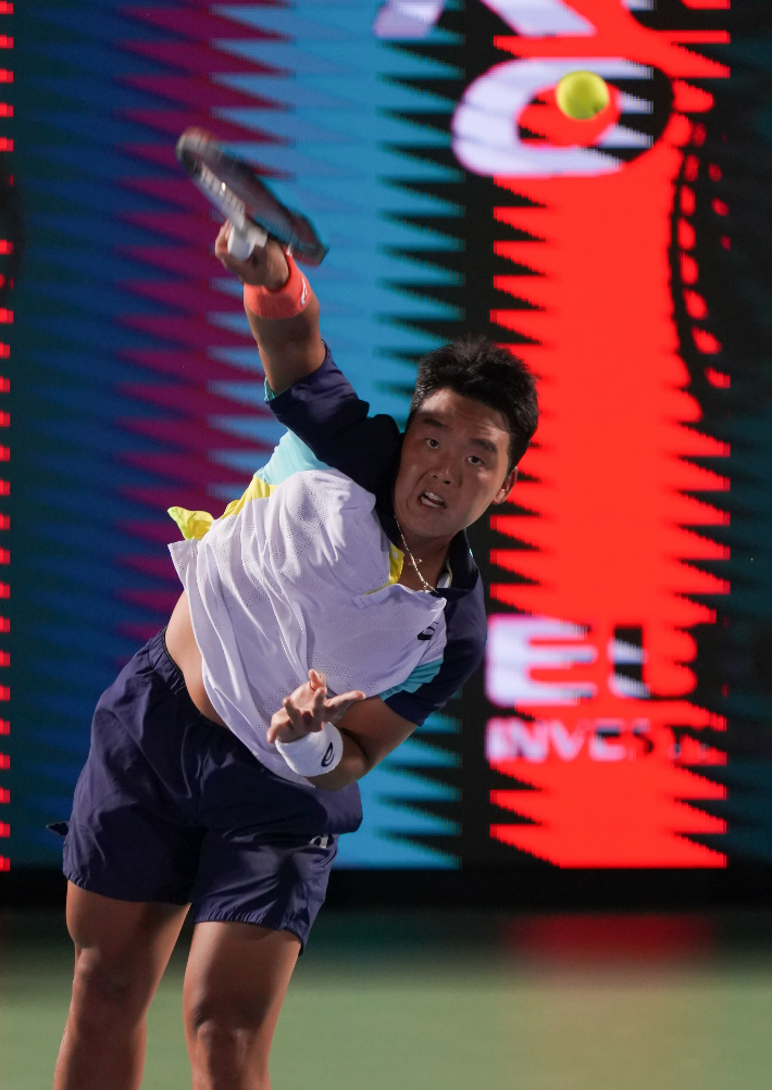 정윤성이 27일 '남자프로테니스(ATP) 투어 유진투자증권 코리아오픈(총상금 123만7570 달러)' 단식 1회전에서 권순우를 상대로 강력한 서브를 넣고 있다. 조직위