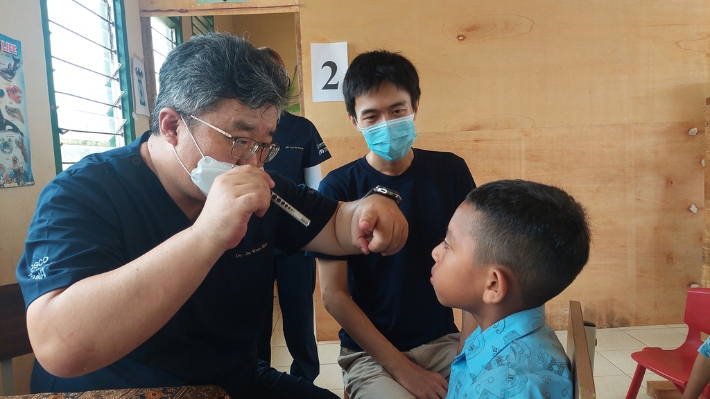 고려대 안산병원 로제타 홀 의료봉사단 단장인 조원민 교수가 인도네시아 파푸아 울릴린에서 지역 어린이 진료를 보고 있다. 연합뉴스