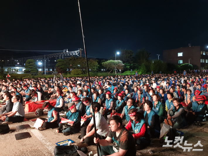 부산지하철 노사 최종 협상이 결렬된 직후 노조 조합원들이 노포차량기지창에 모여 비상총회를 열고 있는 모습. 박진홍 기자 