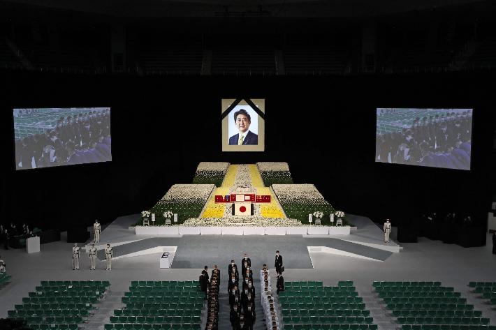 27일 오후 일본 도쿄도 소재 일본 무도관에서 아베 신조 전 일본 총리의 국장이 열리는 가운데 고인의 사진이 설치돼 있다. 연합뉴스
