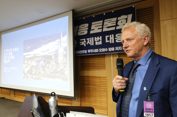 던컨 커리 국제해양법 전문 변호사가 28일 국회에서 열린 토론회에서 일본의 후쿠시마 방사능 오염수 해양 투기에 대한 국제법적 대응 절차에 대해 설명하고 있다. 그린피스 제공