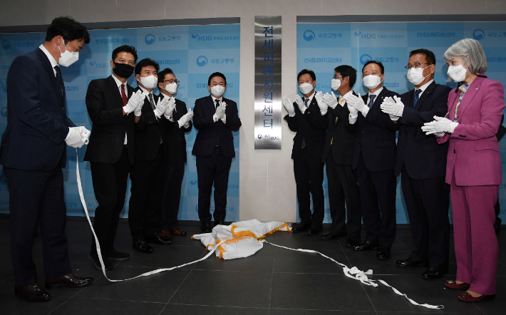 원희룡 국토교통부 장관(왼쪽 다섯번째)을 비롯한 내빈들이 28일 오후 서울 강서구 대한상공회의소에서 열린 '전세피해지원센터 개소식' 에 참석해 현판 제막 후 박수를 치고 있다. 황진환 기자