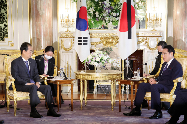 한덕수 국무총리가 28일 일본 도쿄 아카사카 영빈관에서 기시다 총리를 만나 대화하고 있다. 연합뉴스