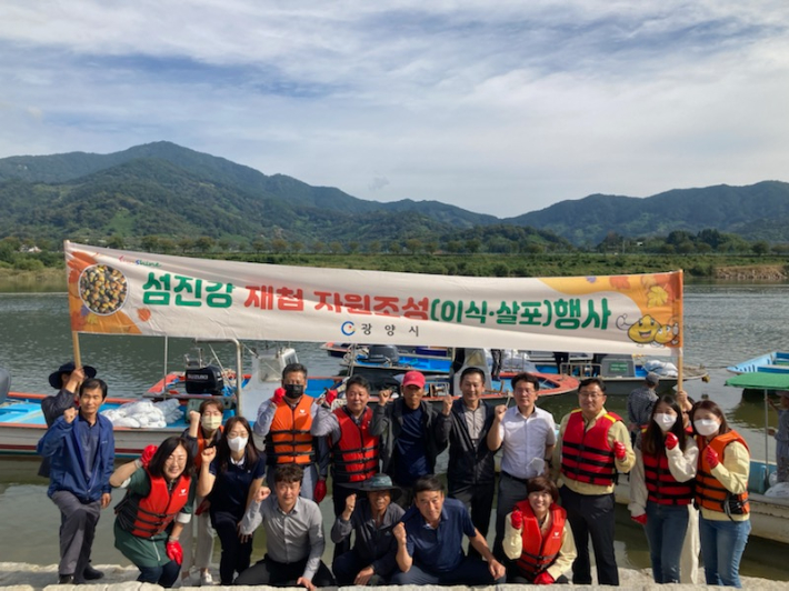 전남 광양시는 28일 광양시 다압면 섬진강 섬진포구~관동마을 지선에 재첩 10t을 살포했다. 광양시 제공