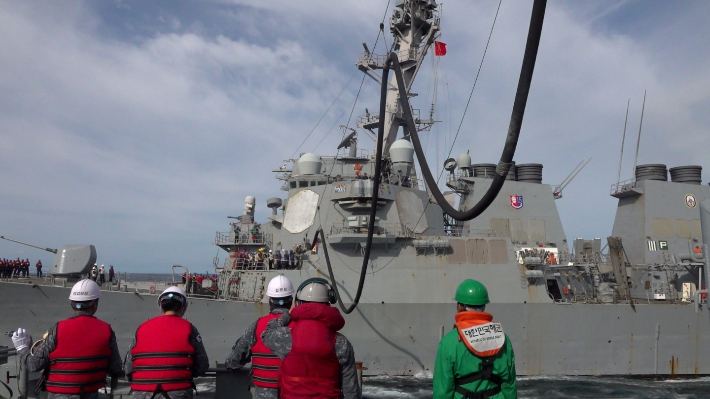 28일 동해 해상에서 한미 해군 간 연합 기동군수훈련이 진행되고 있다. 해군 제공