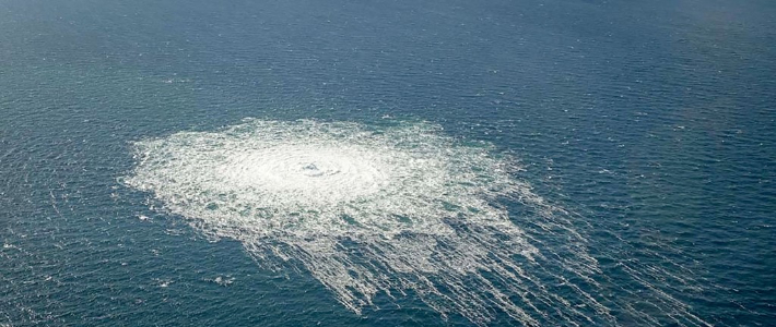 27일(현지시간) 북유럽 발트해의 노르트스트림 2 해저 가스관에서 가스가 유출되는 모습을 덴마크의 보른홀름섬에서 발진한 F-16 전투기가 촬영한 사진. 연합뉴스