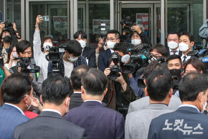 28일 서울 마포구 MBC 본사를 항의 방문한 국민의힘 의원들 모습 뒤로 전국언론노동조합 MBC본부 조합원들이 손피켓을 들고 구호를 외치고 있다. 국회사진취재단