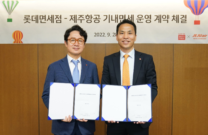 롯데면세점이 국내 1위 LCC사업자인 제주항공의 기내면세점 사업권을 획득했다고 29일 밝혔다. 지난 28일 열린 계약 체결식에서 김주남 롯데면세점 한국사업본부장(사진 좌측)과 고경표 제주항공 커머셜본부장(사진 우측)이 기념사진을 촬영하고 있는 모습. 롯데면세점 제공 