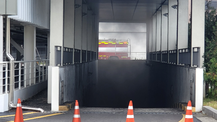 화재 당일인 지난 26일 현대아웃렛 지하주차장에서 검은 연기가 새어나오고 있다. 독자 제공