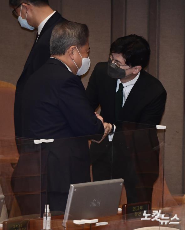 박진 외교부 장관(왼쪽)과 한동훈 법무부 장관이 29일 오전 서울 여의도 국회에서 열린 본회의에 참석해 인사하고 있다.