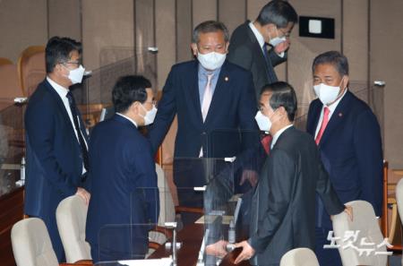 한덕수 국무총리를 비롯한 국무위원들이 29일 오전 서울 여의도 국회에서 열린 본회의에서 대화를 나누고 있다.