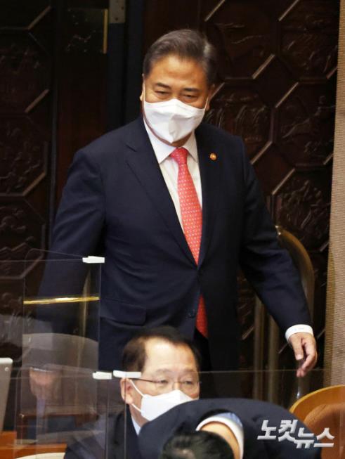 국회는 29일 본회의를 열고 국민의힘 정진석 비상대책위원장의 교섭단체 대표연설을 가졌다. 박진 외교부장관이 회의장에 들어서며 국무위원들과 인사를 나누고 있다.