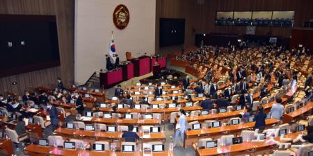 29일 서울 여의도 국회에서 열린 본회의 국민의힘 정진석 비상대책위원장의 교섭단체대표연설 이후 회의가 정회되고 있다.