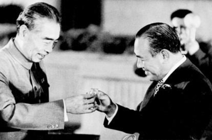 72년 9월 베이징서 만나 건배하는 저우언라이(왼쪽)와 다나카 가쿠에이(오른쪽). 연합뉴스 