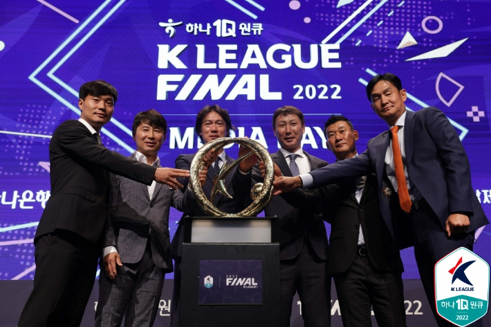 하나원큐 K리그1 2022 파이널 라운드 미디어데이에서 6개 구단 감독이 포즈를 취하고 있다. 한국프로축구연맹