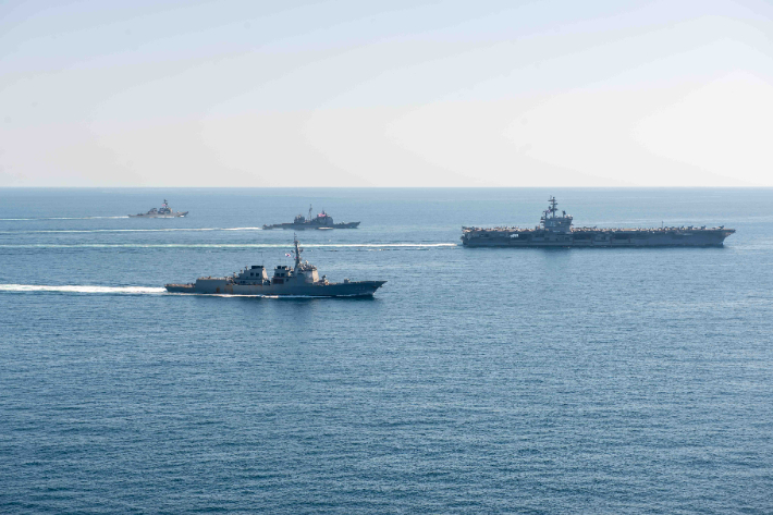 한미 해군 함정들이 동해에서 연합훈련을 하고 있다. 해군 제공