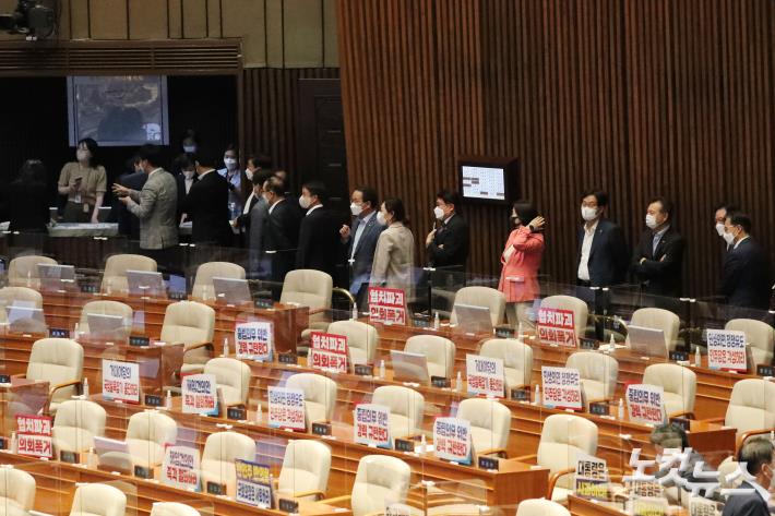 민주당 의원들이 29일 서울 여의도 국회 본회의장에서 국민의힘 의원들이 전원 퇴장한 가운데 박진 외교부장관 해임안 투표를 하고 있다.