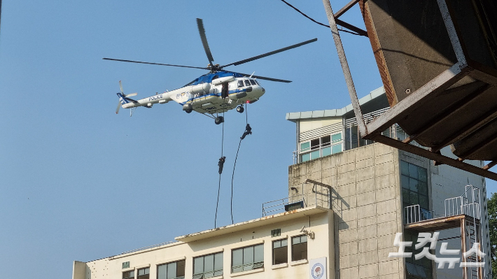 29일 오후 3시 40분경 경찰특공대 요원들이 헬기에서 내려 건물 옥상으로 진입하고 있다. 양형욱 기자