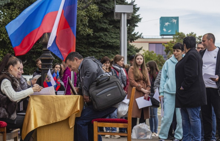 지난 24일(현지시간) 우크라이나 동부 루한스크의 실외 투표소에서 주민들이 러시아 귀속 여부를 묻는 투표에 참가하기 위해 줄지어 있다. 연합뉴스