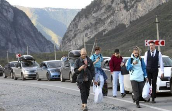 러시아와 조지아간 국경 지역인 베르흐니 라르스에서 국경을 넘으려는 차량들이 긴 줄을 서 있는 가운데 일부 러시아인들이 도보로 국경검문소로 향하고 있다. 연합뉴스